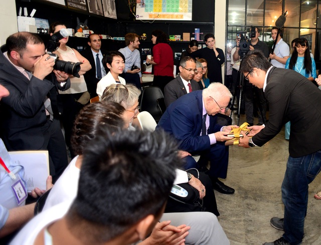 Tổng thống Israel thăm hỏi trẻ em khuyết tật TPHCM - 8 Những món quà nhỏ được các bạn trẻ gửi đến Tổng thống.