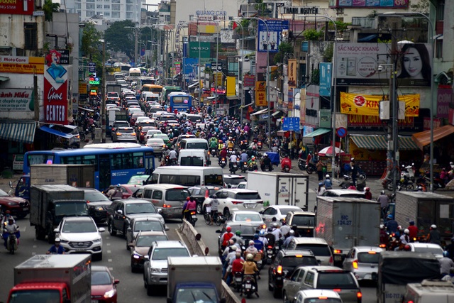Cửa ngõ Sài Gòn kẹt cứng trước lễ 2/9 - 5
Giao thông tê liệt, phương tiện nối đuôi nhau dài hàng kilomet.
