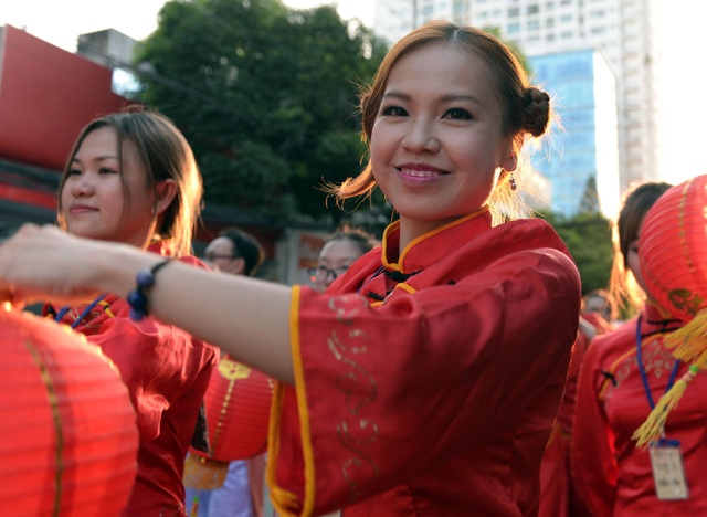 Nhộn nhịp Tết Nguyên tiêu của người Hoa trên đường phố Sài Gòn - 7 Những cô gái xinh xắn mang đèn lồng đi thành hàng dài trong đoàn diễu hành.