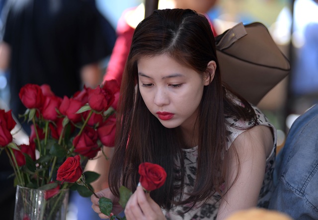 Quà tặng Valentine "làm xiếc" với giá - 6
Ở cửa hàng hoa bên cạnh, một cô gái trẻ ngồi hơn 1h đồng hồ để chờ đến lượt nhận hoa.