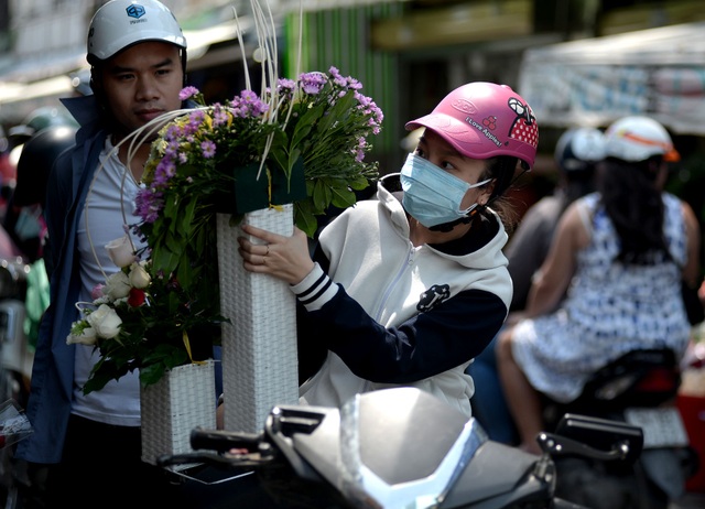 Quà tặng Valentine "làm xiếc" với giá - 8 Theo khảo sát, đa phần khách hàng trực tiếp đến chợ hoa đều mua cho mình một bó từ 15 đến vài chục bông hoa chứ không mua riêng lẻ. Cũng có nhiều khách hàng đặt hẳn 99 đoá hồng với giá 1 triệu đồng. Không ít đơn hàng của các đấng mày râu là 200 đoá hồng vàng giá 1,8 - 2 triệu đồng.