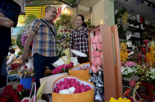 Quà tặng Valentine "làm xiếc" với giá - 4 Nhân viên shop hoa hoạt động hết... công suất để kịp đơn hàng. Tại cửa hàng hoa Thuỷ Mộc ngay đầu đường Hồ Thị Kỷ, nhiều bạn trẻ nghía rất kỹ từng giỏ hoa được cắm sẵn để mua. Giá các giỏ hoa dao động từ 200.000 đồng đến vài triệu đồng nhưng vẫn hút khách hàng.