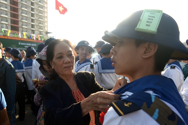 Thanh niên thành phố mang tên Bác lên đường nhập ngũ - 9
Mẹ của nam thanh niên đến từ quận Tân Bình sửa lại cổ áo cho con trai.