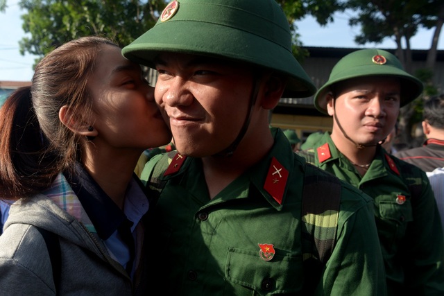 Thanh niên thành phố mang tên Bác lên đường nhập ngũ - 7
Thanh niên Đinh Tuấn Khôi (21 tuổi, quận 9) nhận được một nụ hôn trước giờ lên đường.