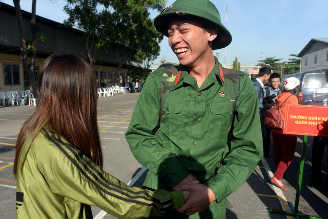 Thanh niên thành phố mang tên Bác lên đường nhập ngũ - 4
Tân binh nhập ngũ cười tươi, nắm tay tạm biệt người yêu để lên đường.