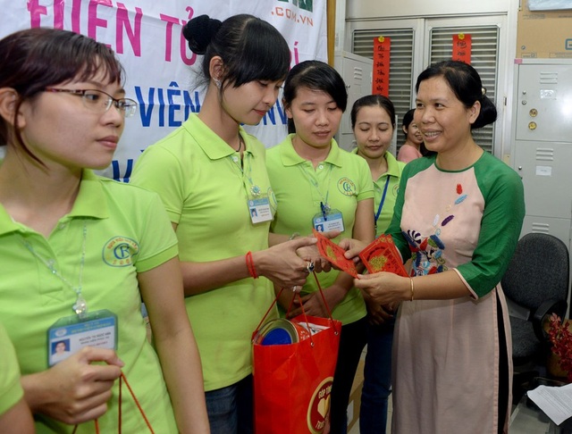 Thêm nhiều phần quà Tết từ Quỹ Nhân ái đến với các giáo viên nghèo - 2 Nhà báo Lý Toàn Thắng- Trưởng đại diện VP TPHCM báo điện tử Dân trí trao quà tết cho các nhân viên, điều dưỡng bệnh viện Chợ Rẫy.