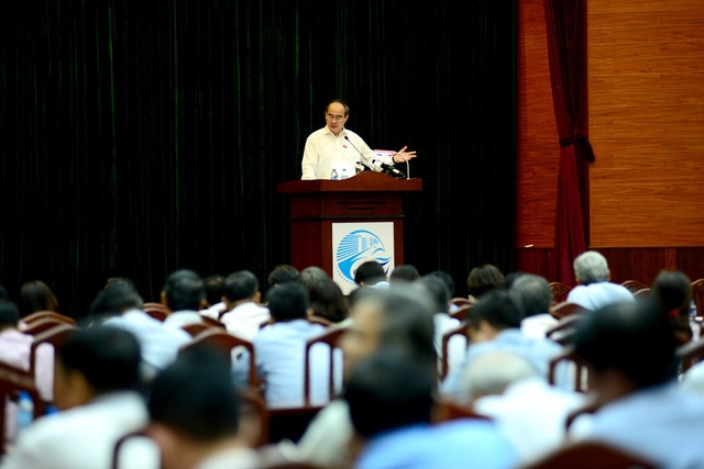Bí thư Nguyễn Thiện Nhân: Cơ chế đặc thù cho TPHCM không gây bất lợi cho các tỉnh khác - 4 Hàng trăm cử tri tham dự và lắng nghe các phát biểu của Bí thư TPHCM về các vấn đề thắc mắc.