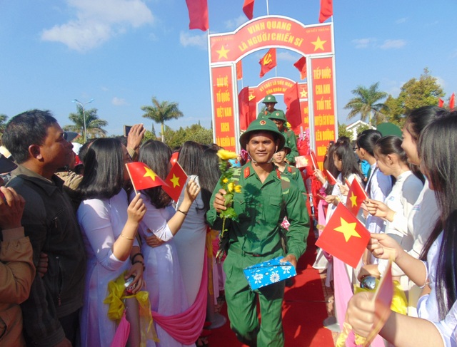 Một thanh niên bị khởi tố vì trốn nghĩa vụ quân sự - 1
Thanh niên hăng hái nhập ngũ đợt tuyển quân năm 2017 tại Đắk Lắk