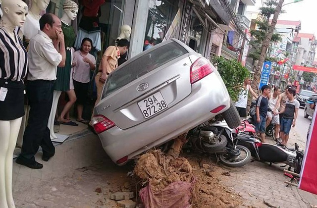 Hà Nội: Ô tô con "hạ gục" cây xanh, đè lên 4 xe máy trên vỉa hè - 1 Hà Nội: Ô tô con "hạ gục" cây xanh, đè lên 4 xe máy trên vỉa hè - 1