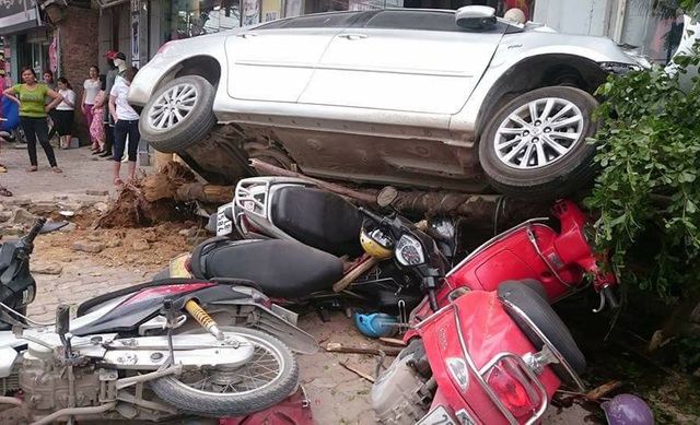 Hà Nội: Ô tô con "hạ gục" cây xanh, đè lên 4 xe máy trên vỉa hè - 2 Hiên trường vụ tai nạn (Ảnh: Nguyễn Thành Luận)
