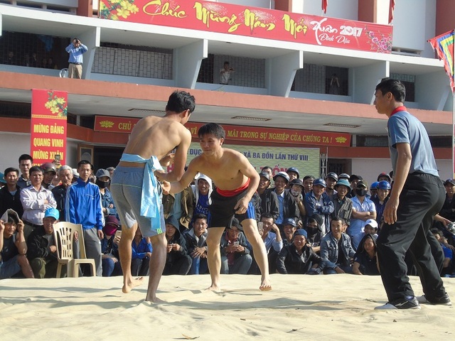 Quảng Bình: Gay cấn lễ hội vật truyền thống đầu xuân Đinh Dậu - 6 Quảng Bình: Gay cấn lễ hội vật truyền thống đầu xuân Đinh Dậu - 6