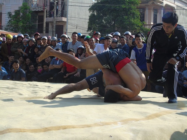 Quảng Bình: Gay cấn lễ hội vật truyền thống đầu xuân Đinh Dậu - 8 Quảng Bình: Gay cấn lễ hội vật truyền thống đầu xuân Đinh Dậu - 8