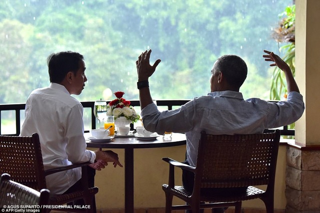 Tổng thống Indonesia lái xe điện chở ông Obama - 8
Tổng thống Widodo và ông Obama ngồi trò chuyện tại lâu đài Bogor (Ảnh: AFP/Getty)
