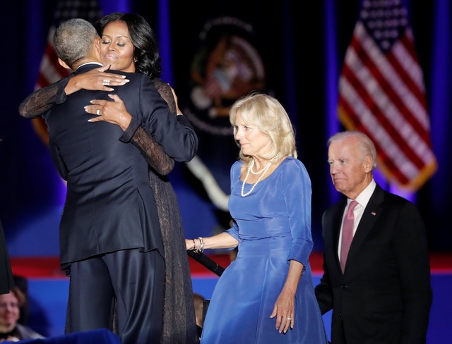 Tổng thống Obama rớm lệ trong diễn văn từ biệt - 3
Vợ chồng ông Obama dành cho nhau cái ôm thật chặt (Ảnh: Reuters)