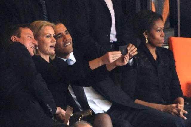 Ảnh "tự sướng" của các nguyên thủ thế giới - 12
Cựu Tổng thống Mỹ Barack Obama chụp ảnh tự sướng cùng cựu Thủ tướng Anh David Cameron và Thủ tướng Đan Mạch Helle Thorning Schmidt. (Ảnh: AFP)