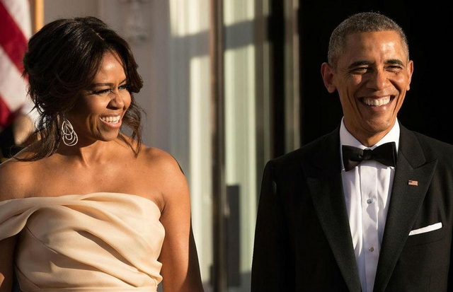 Bà Michelle Obama tiết lộ chồng mặc một bộ vest suốt 8 năm - 1
Vợ chồng cựu Tổng thống Mỹ Barack Obama. (Ảnh: Getty)