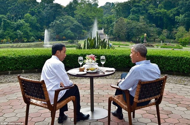 Tổng thống Indonesia lái xe điện chở ông Obama - 7
Sau khi kết thúc chuyến thăm lâu đài Bogor, ông Obama sẽ quay về thủ đô Jakarta vào ngày mai 1/7 để tham gia Đại hội cộng đồng người Indonesia (Ảnh: AFP/Getty)