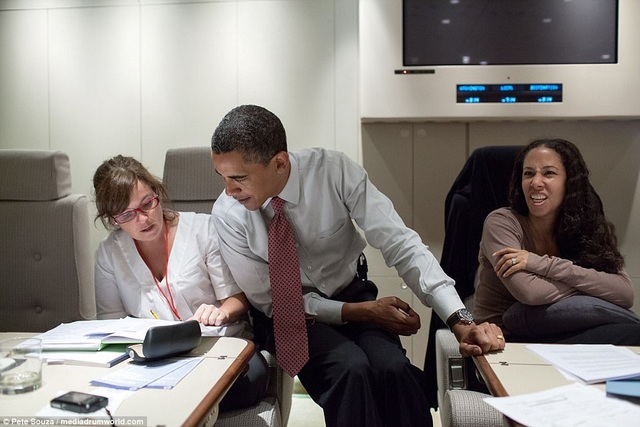 Những khoảnh khắc “hậu trường” giản dị của cựu Tổng thống Obama - 2 Những bức ảnh do bà Alyssa công bố đã cho thấy những khoảnh khắc đời thường giản dị của ông Obama - người đã có 8 năm làm việc tại Nhà Trắng trước khi rời đi vào tháng 1 năm nay. Trong ảnh: Ông Obama ngồi trên ghế của trợ lý Alyssa khi cả hai đáp chuyến bay từ Ghana về Mỹ.
