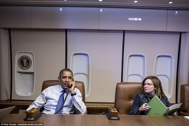 Những khoảnh khắc “hậu trường” giản dị của cựu Tổng thống Obama - 3 Alyssa làm việc với ông Obama từ năm 2004 đến năm 2014. Một trong những nhiệm vụ chính của cô trong thời gian làm việc cùng cựu Tổng thống Obama là lên lịch trình cho ông, từ các cuộc gặp với các chiến lược gia quân sự cấp cao, cho tới chuyến thăm tới gặp Giáo hoàng. Trong ảnh: Ông Obama gọi điện thoại trên chuyên cơ Không Lực Một, bên cạnh trợ lý Alyssa.