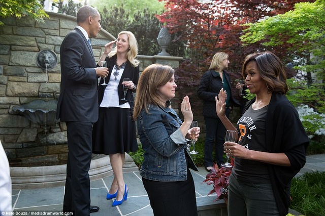 Những khoảnh khắc “hậu trường” giản dị của cựu Tổng thống Obama - 7 Không chỉ ông Obama, Alyssa cũng rất gần gũi với cựu Đệ nhất phu nhân Michelle. Trong ảnh: Alyssa và bà Michelle đập tay trong khi ông Obama trò chuyện cùng một người khác tại một sự kiện ngoài trời.