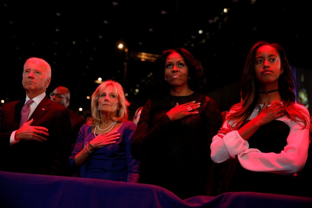Tổng thống Obama rớm lệ trong diễn văn từ biệt - 6
Phó Tổng thống Joe Biden (trái) cùng phu nhân và Đệ nhất Phu nhân Michelle Obama cùng con gái lắng nghe bài phát biểu (Ảnh: Reuters)