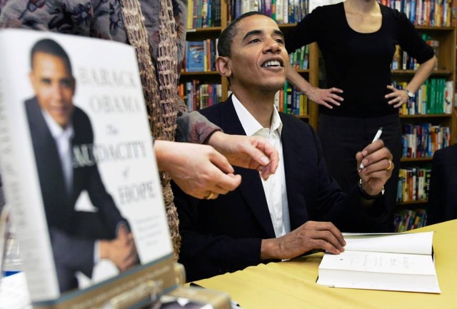 Những điều ít biết về Tổng thống Obama - 5
Tổng tài sản hơn 12 triệu USD: Theo số liệu của tạp chí Money, tính đến sinh nhật lần thứ 55 của Tổng thống Obama, tổng tài sản mà ông sở hữu là 12,2 triệu USD, trong đó có sự góp nhặt không nhỏ từ việc viết sách. (Ảnh: Money)