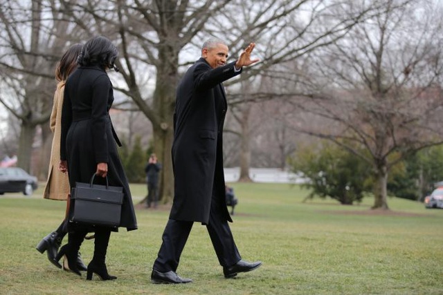 Tổng thống Obama rớm lệ trong diễn văn từ biệt - 18
Tổng thống Obama vẫy chào khi cùng Đệ nhất phu nhân Michelle và con gái Malia rời Nhà Trắng để lên chuyến bay về Chicago. (Ảnh: Reuters)