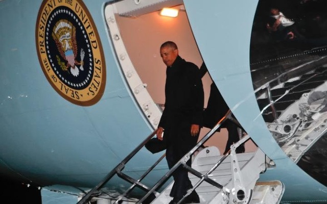 Tổng thống Obama rớm lệ trong diễn văn từ biệt - 20
Chuyên cơ Air Force One chở gia đình Tổng thống Obama đáp xuống Chicago tối 10/1. (Ảnh: Telegraph)