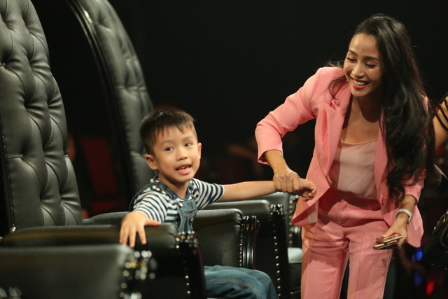 Ốc Thanh Vân mang theo 3 con khi quay hình vì quá bận rộn - 7 Ốc Thanh Vân khá vui vẻ và hạnh phúc với niềm vui làm mẹ, tự tay chăm sóc các con dù khá vất vả