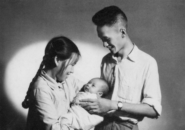 Vợ chồng nhà văn Vũ Tú Nam - Thanh Hương bên đứa con đầu lòng, sau này là hoạ sỹ Vũ Huy. Ảnh gia đình cung cấp.