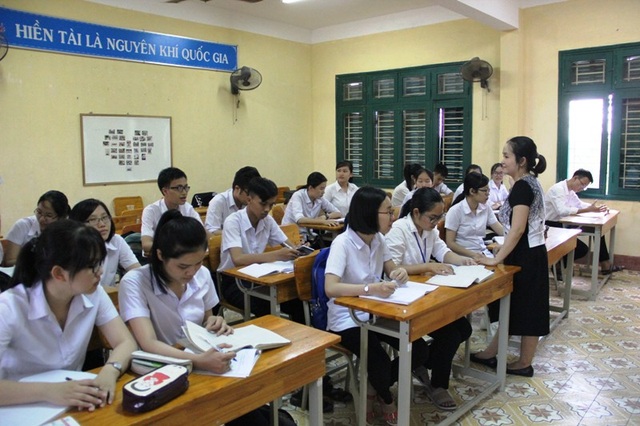 Tập trung củng cố kiến thức cho học sinh trước kỳ thi Quốc gia - 2 Học sinh trường THPT Chuyên Lê Qúy Đôn đang được giáo viên ôn tập, củng cố kiến thức trước kỳ thi