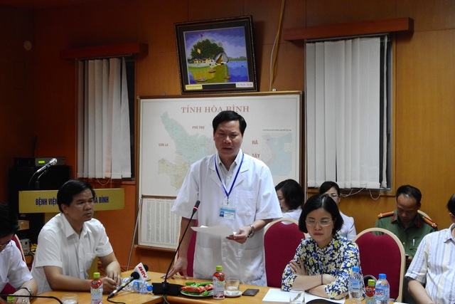 Vụ 8 bệnh nhân chạy thận tử vong: Giám đốc bệnh viện sẽ xin từ chức - 1
Ông Trương Quý Dương (đứng) trong 1 cuộc họp về sự cố 8 người tử vong khi chạy thận