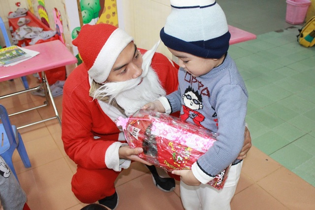 Dịch vụ “Ông già Noel tặng quà” hút khách trong mùa Noel - 4 Ông già Noel tặng quà và gửi ngàn lời chúc đến các em nhỏ