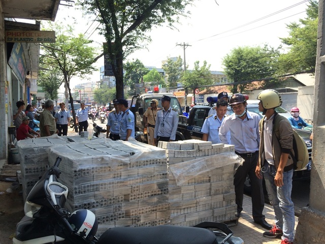 “Mềm mỏng” xử lý vi phạm vỉa hè - 1 Đoàn kiểm tra nhắc nhở và yêu cầu chủ nhà sắp xếp vật liệu gọn gàng để không ảnh hưởng đến phần đường dành cho người đi bộ