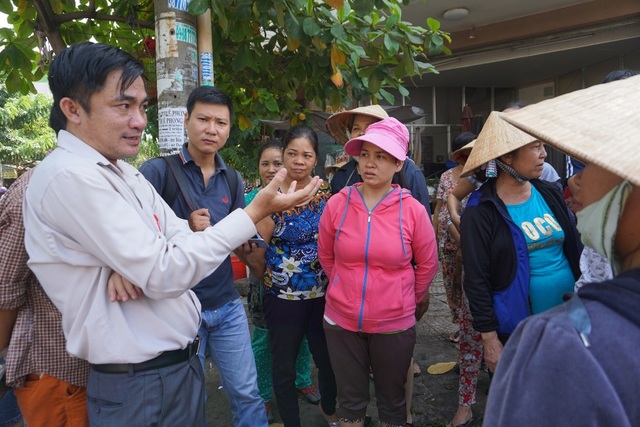 Tiểu thương "xin" một phần vỉa hè để buôn bán - 3 Ông Lê Thanh Bình ghi nhận ý kiến của tiểu thương và nghiên cứu, lấy ý kiến người dân đưa ra phương án phù hợp
