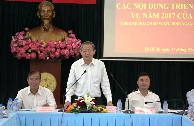 TPHCM: Xem xét lại việc lắp đặt barie trên vỉa hè - 1 Phó Chủ tịch UBND TPHCM Lê Văn Khoa cho rằng ý tưởng làm barie trên vỉa hè là đúng nhưng cần xem lại cách làm