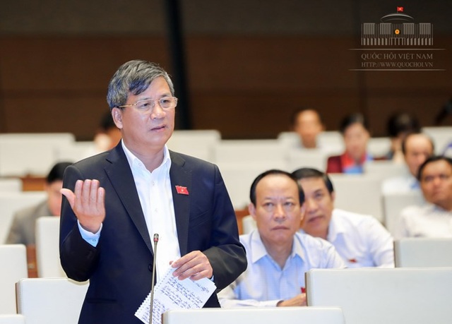 Bộ trưởng Giao thông: “Người dân chấp nhận trả phí thì đi trên đường cao tốc” - 1 Đại biểu Quốc hội Nguyễn Anh Trí phát biểu tại hội trường chiều 14/11 (Ảnh: Quochoi.vn).
