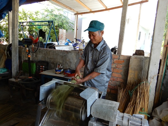Làm giàu từ chổi đót - 1 Những lúc rảnh rổi, ông Năm cũng tham gia sản xuất chổi đót