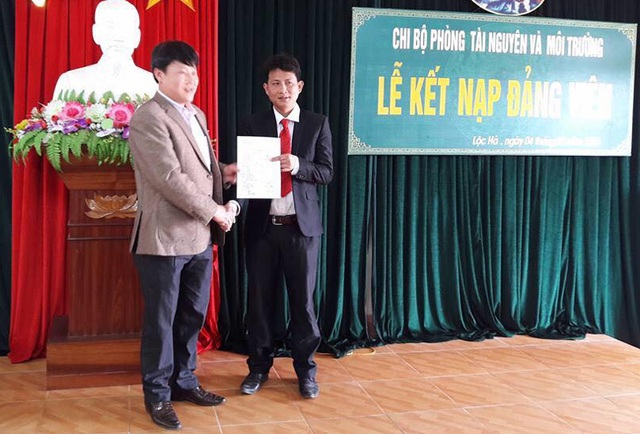 Vụ lừa dân “cuỗm” đất vàng: Sốc với chiêu “ép dưới, lừa trên” của Trưởng phòng TN-MT - 2 Ông Thủy bên trái bắt tay chúc mừng ông Thông được kết nạp Đảng mới đây.
