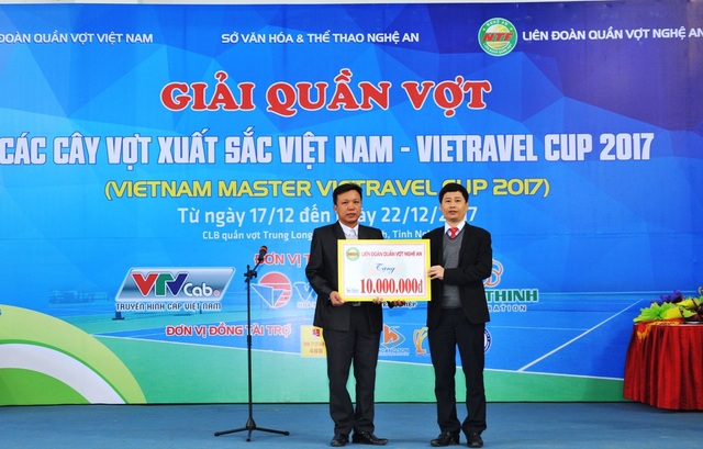 Khởi tranh giải quần vợt các cây vợt xuất sắc Việt Nam - 4 TC giải đã trao tặng 10 triệu đồng ủng hộ Trung tâm bảo trợ xã hội tỉnh Nghệ An.