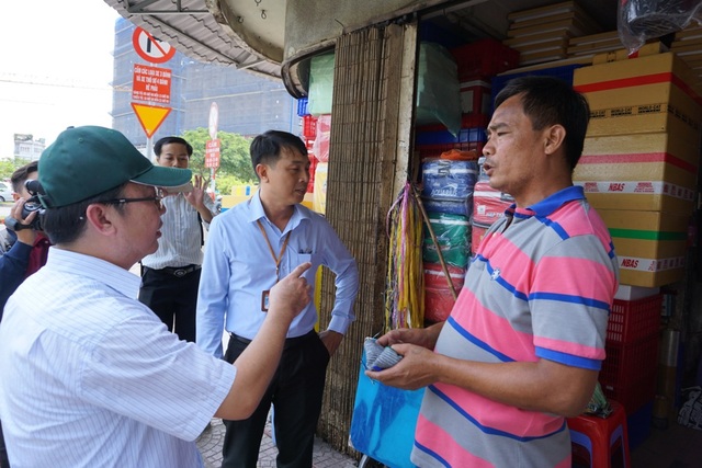 Chủ tịch quận 1: “Anh Hải không cô đơn” - 3 Cũng như nhiều hộ kinh doanh khác, ông Lợi tự giác thu dọn hàng hóa trên vỉa hè và ủng hộ chủ trương của thành phố trong việc xây dựng văn minh đô thị