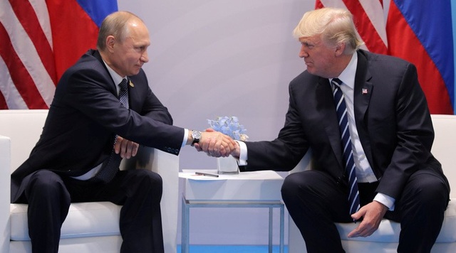 
Ông Putin bắt tay ông Trump tại cuộc gặp bên lề hội nghị thượng đỉnh G20 diễn ra tại Hamburg, Đức ngày 7/7. (Ảnh: RT)
