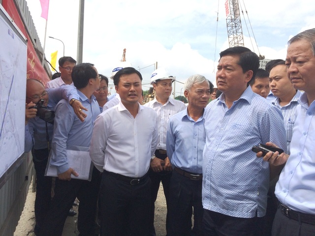 Bí thư Thăng: Công trường trọng điểm mà lèo tèo lao động... - 1 Bí thư Đinh La Thăng kiểm tra công trường thi công cầu vượt, hầm chui nút giao Mỹ Thủy