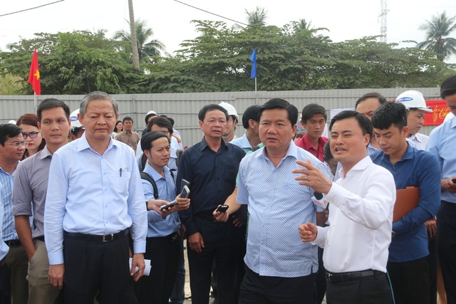 Bí thư Thăng: Công trường trọng điểm mà lèo tèo lao động... - 2 Giám đốc Sở GTVT TPHCM Bùi Xuân Cường (bên phải) cho biết khi nhận thêm mặt bằng sẽ sắp xếp lại công tác thi công
