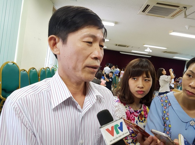 Bệnh nhân vụ chạy thận thương xót cán bộ y tế ở Hoà Bình - 4
Ông Hoàng Đình Khiếu, Phó Giám đốc BV Đa khoa tỉnh Hòa Bình trực tiếp lên BV Bạch Mai đón bệnh nhân về.