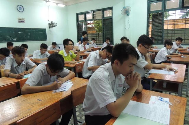 Cha mẹ “thúc” con học ngày, luyện đêm ôn thi lớp 10 - 2 Tìm một chỗ ở lớp 10 công lập, nhất là các trường top trên là một cuộc đua căng thẳng với học sinh ở TPHCM