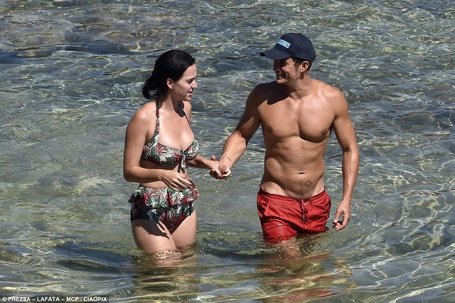 Orlando Bloom hò hẹn với người giống hệt bạn thân của Katy Perry - 4
Tháng 8 năm ngoái, Katy và Orlando Bloom còn hò hẹn với nhau.