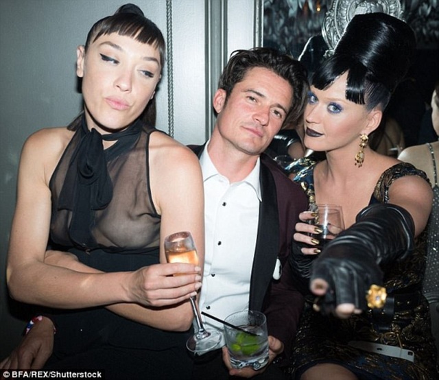 Orlando Bloom hò hẹn với người giống hệt bạn thân của Katy Perry - 8
Mia Moretti còn xuất hiện bên Orlando Bloom và Katy Perry trong một vài bữa tiệc khi hai người còn hò hẹn.
