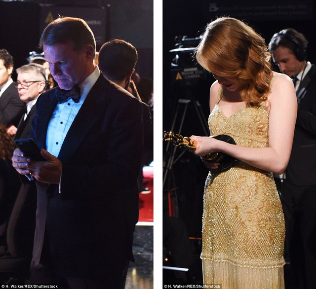 Cullinan nhìn vào màn hình điện thoại để đăng ảnh Emma Stone (trái); Emma Stone chăm chú nhìn ngắm tượng vàng của mình (phải).
