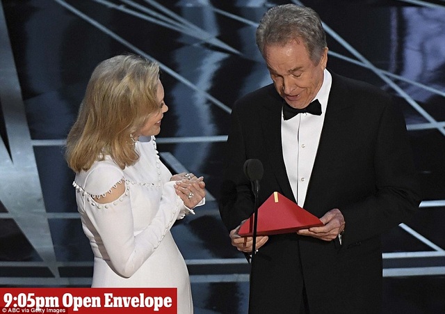 9h05: Nam diễn viên Warren Beatty mở phong bì trao giải ở hạng mục Phim xuất sắc nhất (phong bì sai). Ông có đôi chút ngần ngừ vì khá bối rối trước nội dung phong bì.